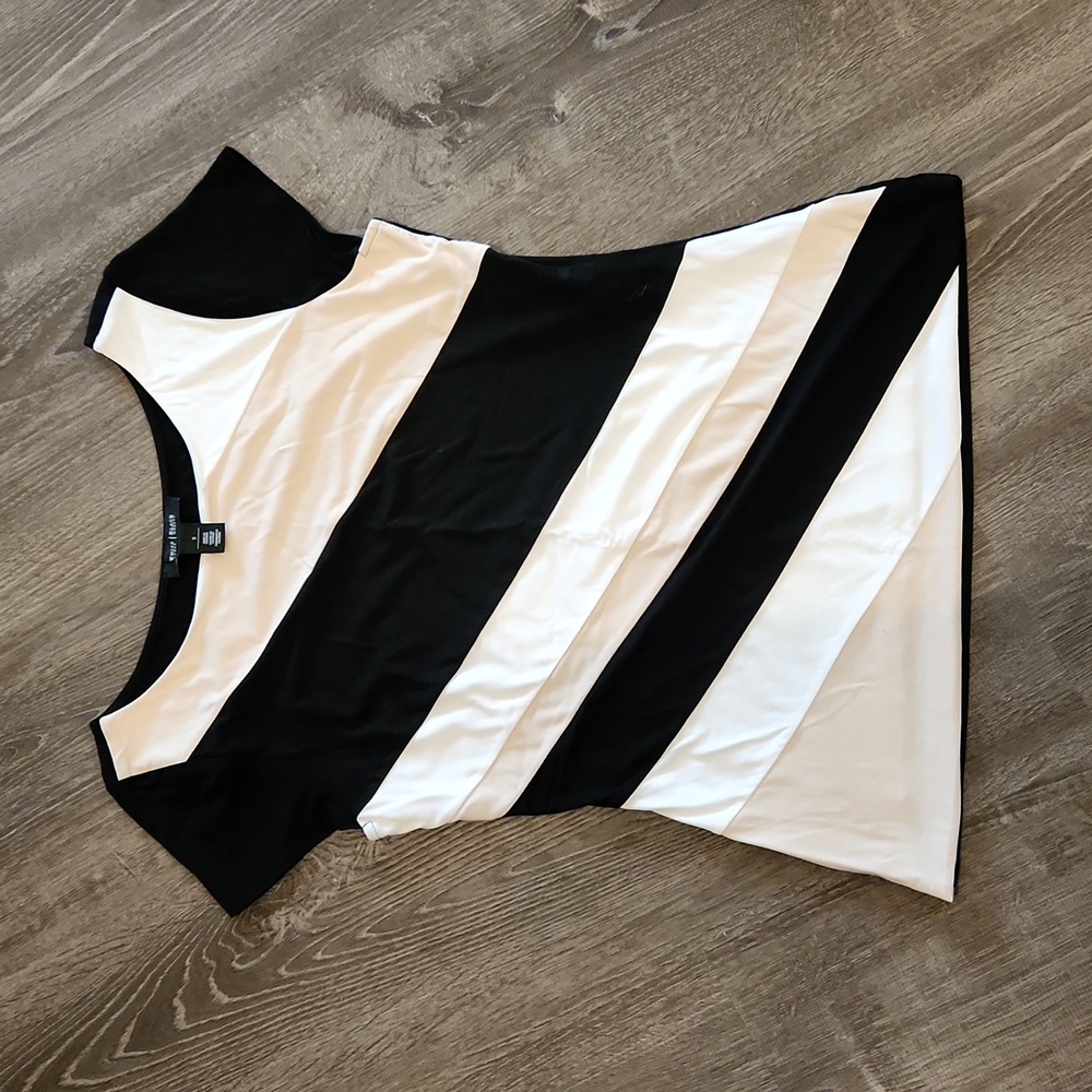 White House Black Market Black and White Short Sleeve Tee